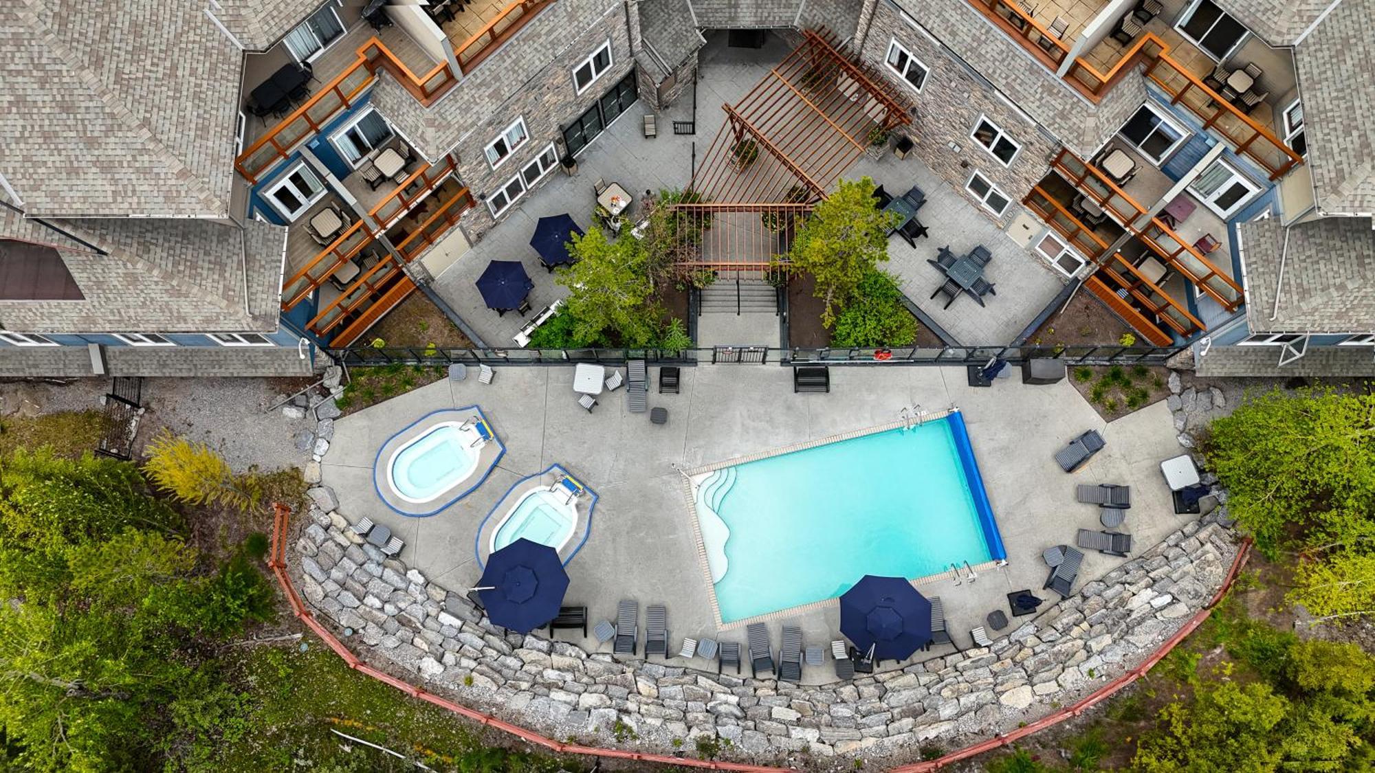 Blackstone Mountain Lodge By Clique Canmore Extérieur photo