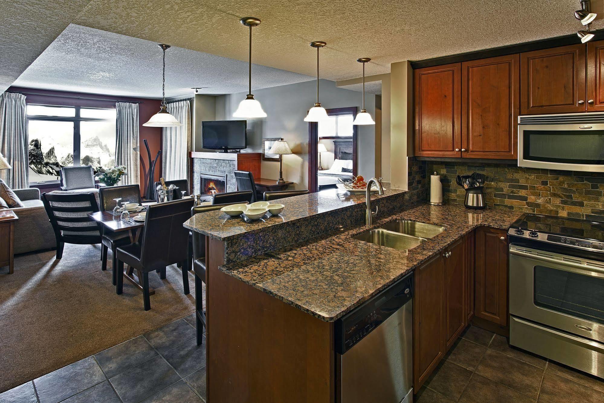 Blackstone Mountain Lodge By Clique Canmore Extérieur photo